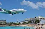 Avião de grande porte passa sobre Maho Bay, praia de Sint Maarten - Caribe, fazendo a alegria da galera!